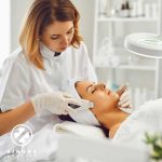 درآمد کلینیک پوست و مو چقدر است؟ واقعیت‌هایی که کسی به شما نمی‌گوید!