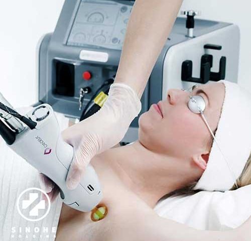 لیزر الکساندرایت چیست؟ قوی‌ترین لیزر زیبایی برای موهای زائد، درمان لک‌های پوستی و پاک‌کردن تاتو